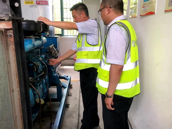 宁波海运明州高速公路有限公司所属站所在台风来临前，做好发电机组的检查和运行工作。华海琴摄_副本_副本.jpg