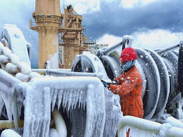 “富兴22”轮船员在寒冬大雪中铲除船舶设备上的积雪。罗杰摄2_副本_副本.jpg