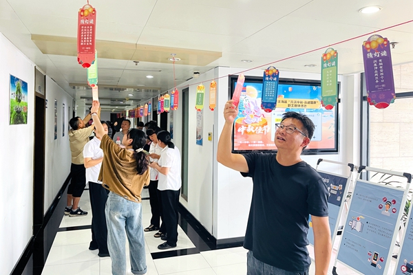 宁波海运开展“月满中秋 喜迎国庆”百乐博趣味活动。李虹锋摄_副本.jpg