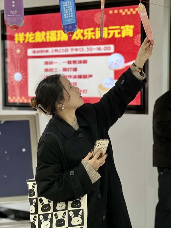 宁波海运百乐博正在猜灯谜。黄崇武 摄_副本.jpg