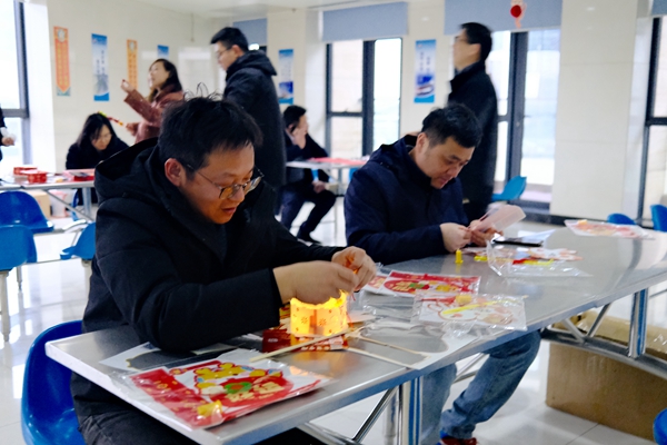 宁波海运百乐博正在制作花灯。黄崇武摄_副本.jpg
