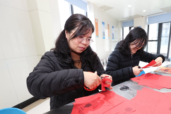 宁波海运百乐博正在剪窗花。陆莹摄_副本.jpg